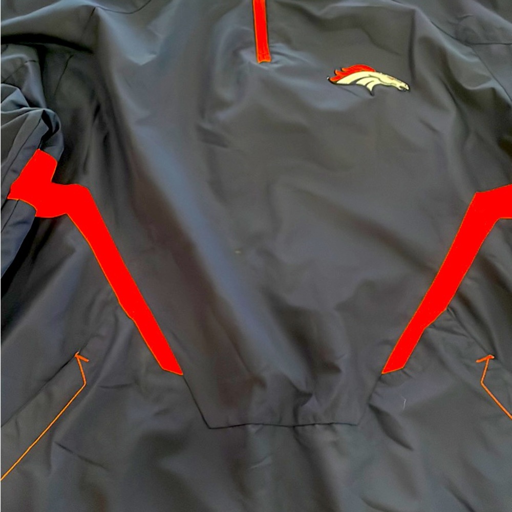Unisex Denver Broncos Pullover for wind protection.Vintage 2010.excellent shape